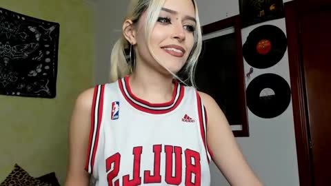 Snapshot of missluna27 chatting on February 21, 2025, 8:16 pm Miss Luna online show from February 21, 2025, 8:16 pm