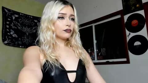 Snapshot of missluna27 chatting on March 12, 2025, 1:36 am Miss Luna online show from March 12, 2025, 1:36 am