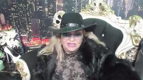 QueenT online show from November 18, 2025, 12:05 am