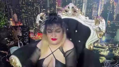 QueenT online show from November 28, 2025, 11:40 pm