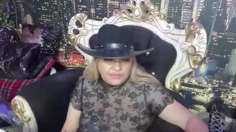 QueenT online show from November 30, 2025, 11:42 pm