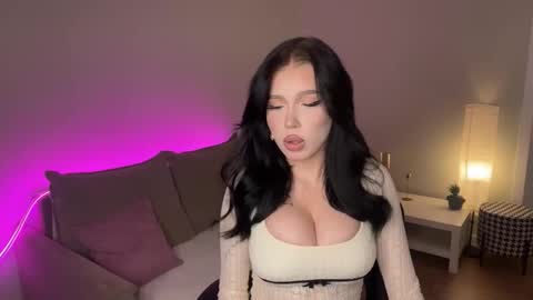 Mia online show from November 30, 2025, 7:40 pm