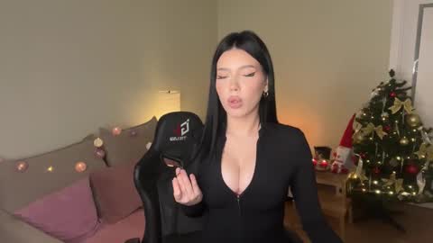 Mia online show from December 19, 2025, 10:06 pm