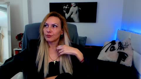 Snapshot of mistressevelyn_ chatting on January 10, 2025, 4:22 am MistressEvelyn  online show from January 10, 2025, 4:22 am