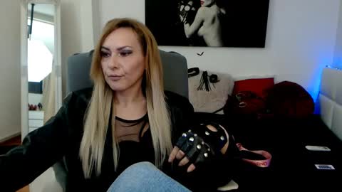 Snapshot of mistressevelyn_ chatting on January 14, 2025, 5:51 am MistressEvelyn  online show from January 14, 2025, 5:51 am
