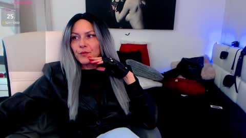 Snapshot of mistressevelyn_ chatting on January 31, 2025, 5:51 am MistressEvelyn  online show from January 31, 2025, 5:51 am