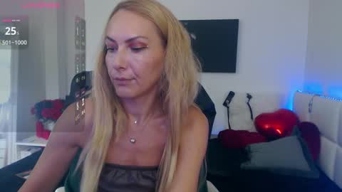 Snapshot of mistressevelyn_ chatting on September 13, 2025, 6:35 am MistressEvelyn  online show from September 13, 2025, 6:35 am