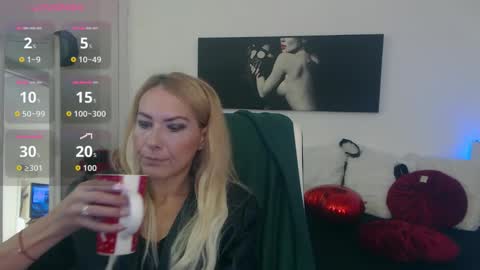 Snapshot of mistressevelyn_ chatting on October 4, 2025, 4:54 am MistressEvelyn  online show from October 4, 2025, 4:54 am