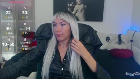 Snapshot of mistressevelyn_ chatting on October 7, 2025, 7:27 am MistressEvelyn  online show from October 7, 2025, 7:27 am