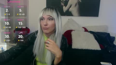 Snapshot of mistressevelyn_ chatting on October 16, 2025, 7:42 am MistressEvelyn  online show from October 16, 2025, 7:42 am