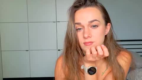 mmminnie online show from November 18, 2025, 10:31 am