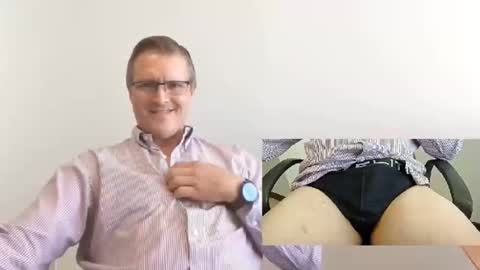 Snapshot of moe_001 chatting on October 22, 2025, 7:24 pm Moe online show from October 22, 2025, 7:24 pm