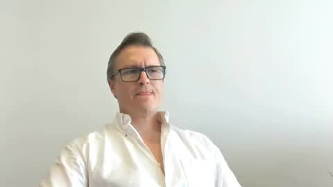 Snapshot of moe_001 chatting on November 17, 2025, 8:14 pm Moe online show from November 17, 2025, 8:14 pm