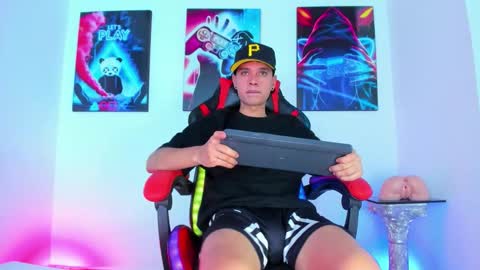 moises_23cm online show from September 28, 2025, 2:17 am