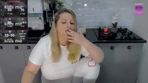 erika online show from November 25, 2025, 8:36 am