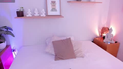 M o L l i E  online show from February 14, 2025, 11:42 am