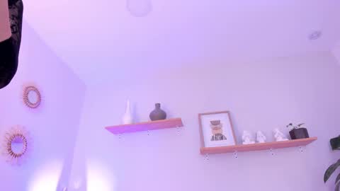 M o L l i E  online show from March 6, 2025, 6:26 pm