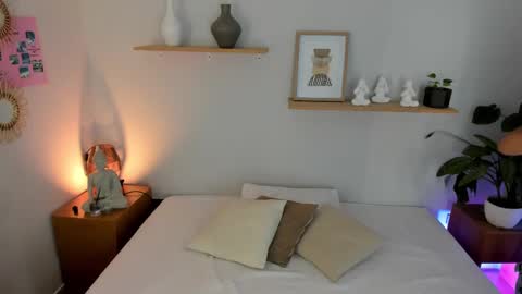 M o L l i E  online show from March 7, 2025, 12:12 pm