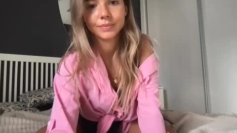 Snapshot of molly_bell chatting on December 3, 2024, 2:16 pm Molly online show from December 3, 2024, 2:16 pm