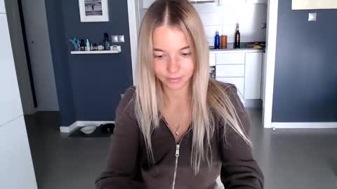 Snapshot of molly_bell chatting on December 10, 2024, 1:33 pm Molly online show from December 10, 2024, 1:33 pm