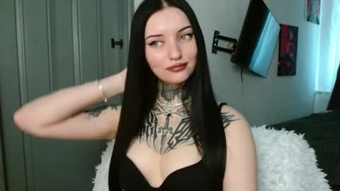 Snapshot of molly_montanaaa chatting on June 5, 2026, 9:37 am Lina online show from June 5, 2026, 9:37 am