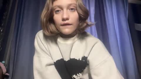 Snapshot of molly_poly chatting on November 12, 2025, 12:27 pm molly_poly online show from November 12, 2025, 12:27 pm