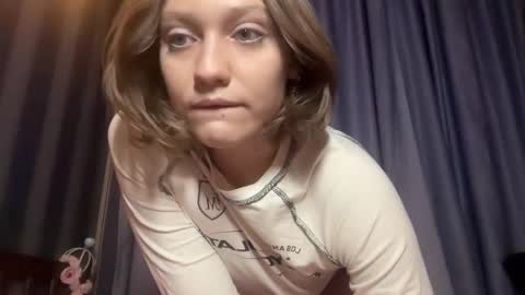 Snapshot of molly_poly chatting on December 19, 2025, 5:53 pm molly_poly online show from December 19, 2025, 5:53 pm