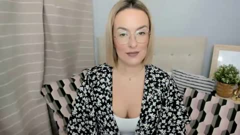 MollyCrazy online show from November 13, 2025, 6:40 pm