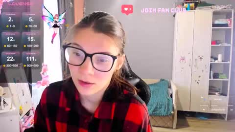  KIRA  online show from October 2, 2025, 5:14 am