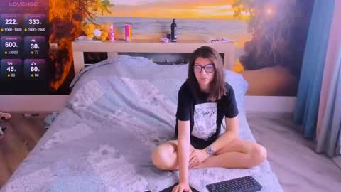  KIRA  online show from June 5, 2026, 5:47 am