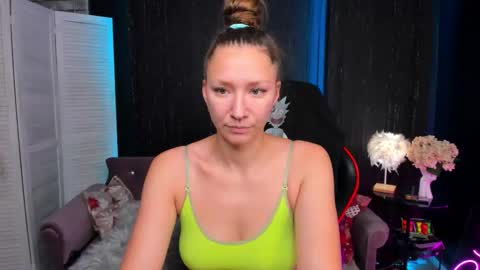 hi im Molly heregreat boobs big heart  warm pussy  online show from November 18, 2025, 12:38 am