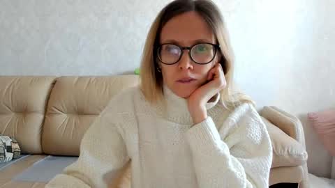 Snapshot of mollystory chatting on March 1, 2025, 8:13 am AngelMomm online show from March 1, 2025, 8:13 am