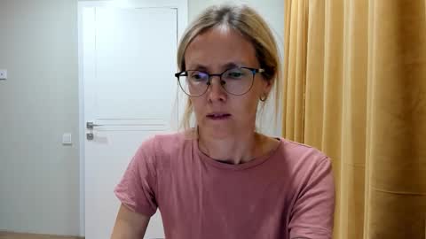 Snapshot of mollystory chatting on September 25, 2025, 3:49 pm AngelMomm online show from September 25, 2025, 3:49 pm