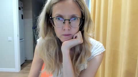 Snapshot of mollystory chatting on October 9, 2025, 5:38 am AngelMomm online show from October 9, 2025, 5:38 am