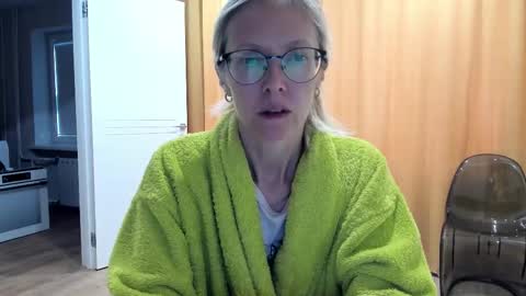 Snapshot of mollystory chatting on October 16, 2025, 6:36 am AngelMomm online show from October 16, 2025, 6:36 am