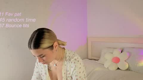 momento_marie online show from June 3, 2026, 2:33 pm