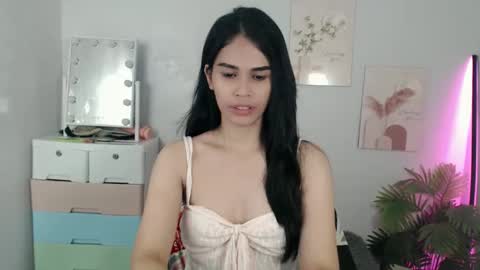 MOMIKHEM online show from May 11, 2026, 4:48 pm