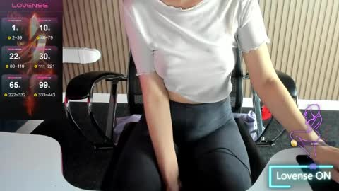 Snapshot of mommy_cum chatting on April 28, 2026, 1:37 am Mommy online show from April 28, 2026, 1:37 am