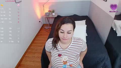 Snapshot of mommyissuess_ chatting on January 20, 2025, 7:46 pm Daphne  online show from January 20, 2025, 7:46 pm