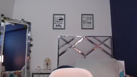 Snapshot of mommyissuess_ chatting on February 19, 2025, 2:23 am Daphne  online show from February 19, 2025, 2:23 am