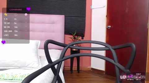 Snapshot of mommyissuess_ chatting on March 7, 2025, 11:27 pm Daphne  online show from March 7, 2025, 11:27 pm