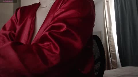 Snapshot of mommyissuess_ chatting on October 16, 2025, 10:22 pm Daphne  online show from October 16, 2025, 10:22 pm