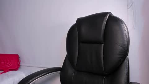 Momo  online show from April 18, 2026, 2:59 am