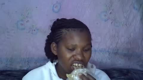 Snapshot of momsdoll chatting on February 3, 2026, 5:27 am momsdoll online show from February 3, 2026, 5:27 am