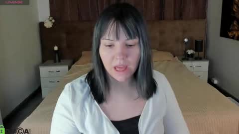 Snapshot of mon1ca_jones chatting on February 19, 2026, 8:32 am mon1ca_jones online show from February 19, 2026, 8:32 am