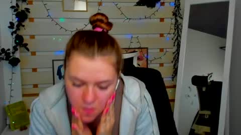 Snapshot of monika_youu chatting on April 25, 2026, 7:00 am Monika online show from April 25, 2026, 7:00 am