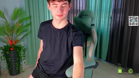 moon_gloww online show from April 6, 2026, 4:46 am