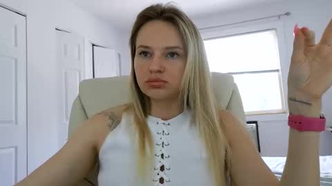 Snapshot of moon_light_girl chatting on June 9, 2026, 7:25 pm moon_light_girl online show from June 9, 2026, 7:25 pm