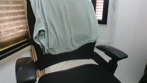 moonnighthugecock online show from October 6, 2025, 10:12 am