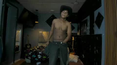 Snapshot of mr_mois chatting on May 9, 2026, 7:52 pm mr_mois online show from May 9, 2026, 7:52 pm